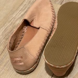 Light pink TOMS brand womens slip-on shoe, Size 8